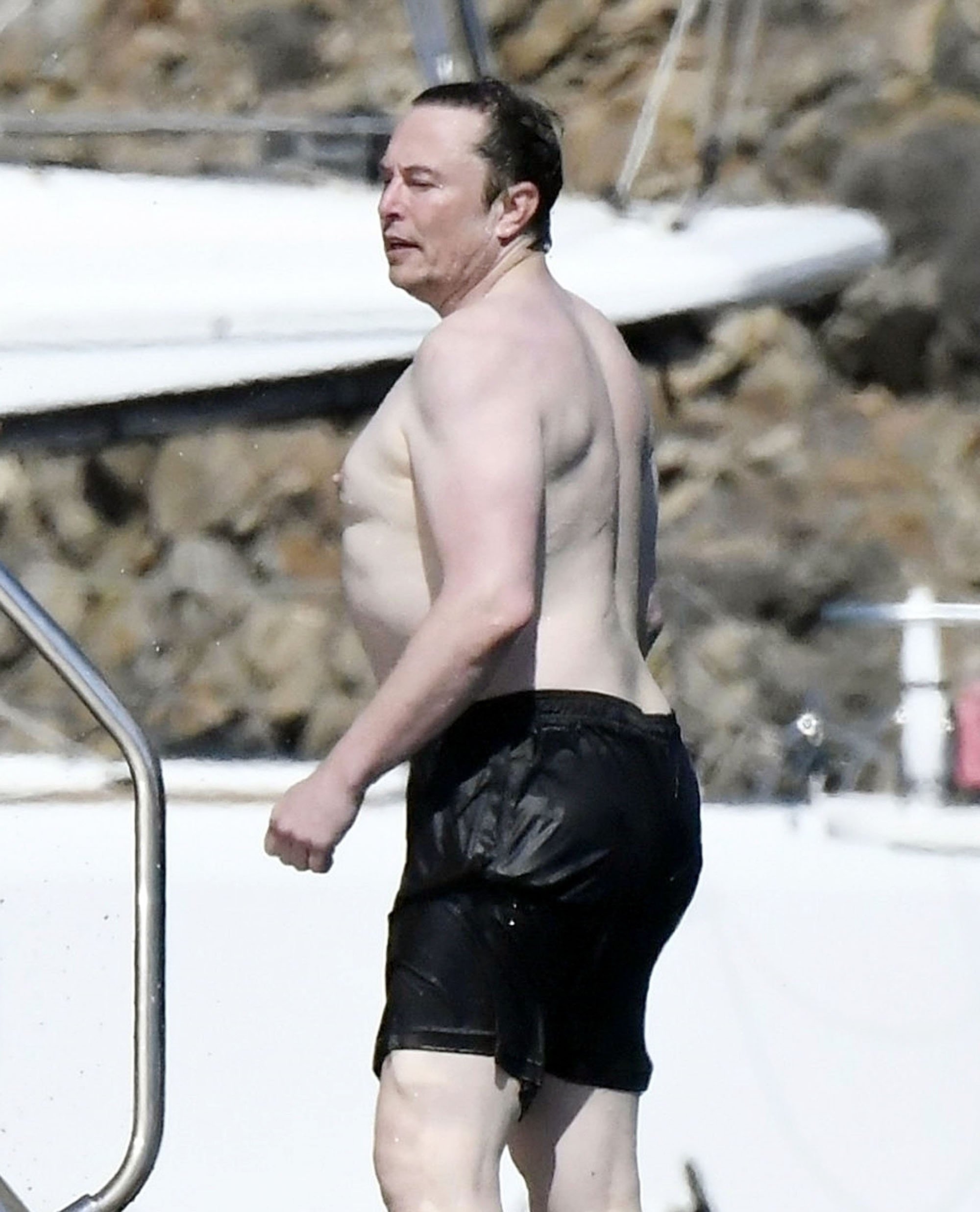 elon-musk-shirt-off_1758763980